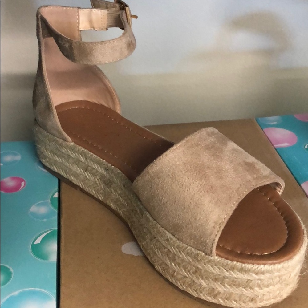 Tan platform